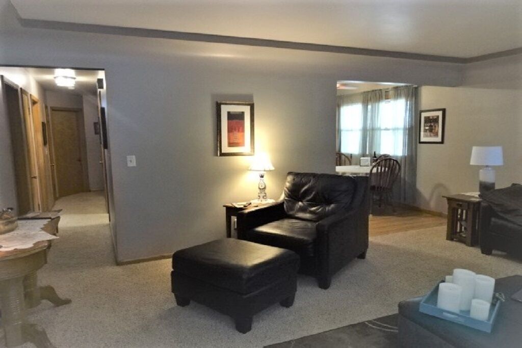 Perfect Family Vacation Home  Or Cozy Getaway Located in  South Omaha