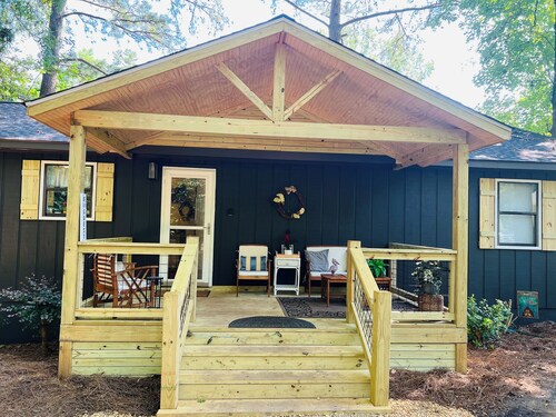 One of Best  Locations on lake !   Cozy, relaxing lake front cottage