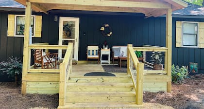 One of Best Locations on lake ! Cozy, relaxing lake front cottage