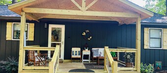 One of Best Locations on lake ! Cozy, relaxing lake front cottage