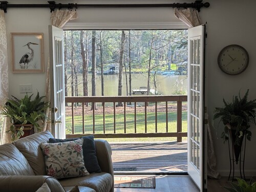 One of Best  Locations on lake !   Cozy, relaxing lake front cottage