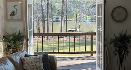 One of Best Locations on lake ! Cozy, relaxing lake front cottage