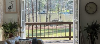 En af de bedste steder på søen! Hyggeligt, afslappende sø foran sommerhuset