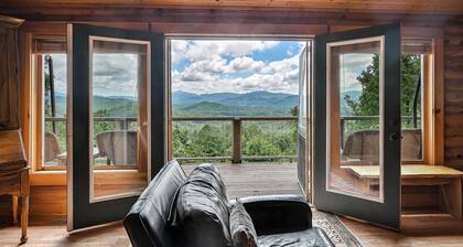 Mountaintop Log Cabin w / spektakuläre Aussicht-20 Minuten von der Innenstadt von Asheville!