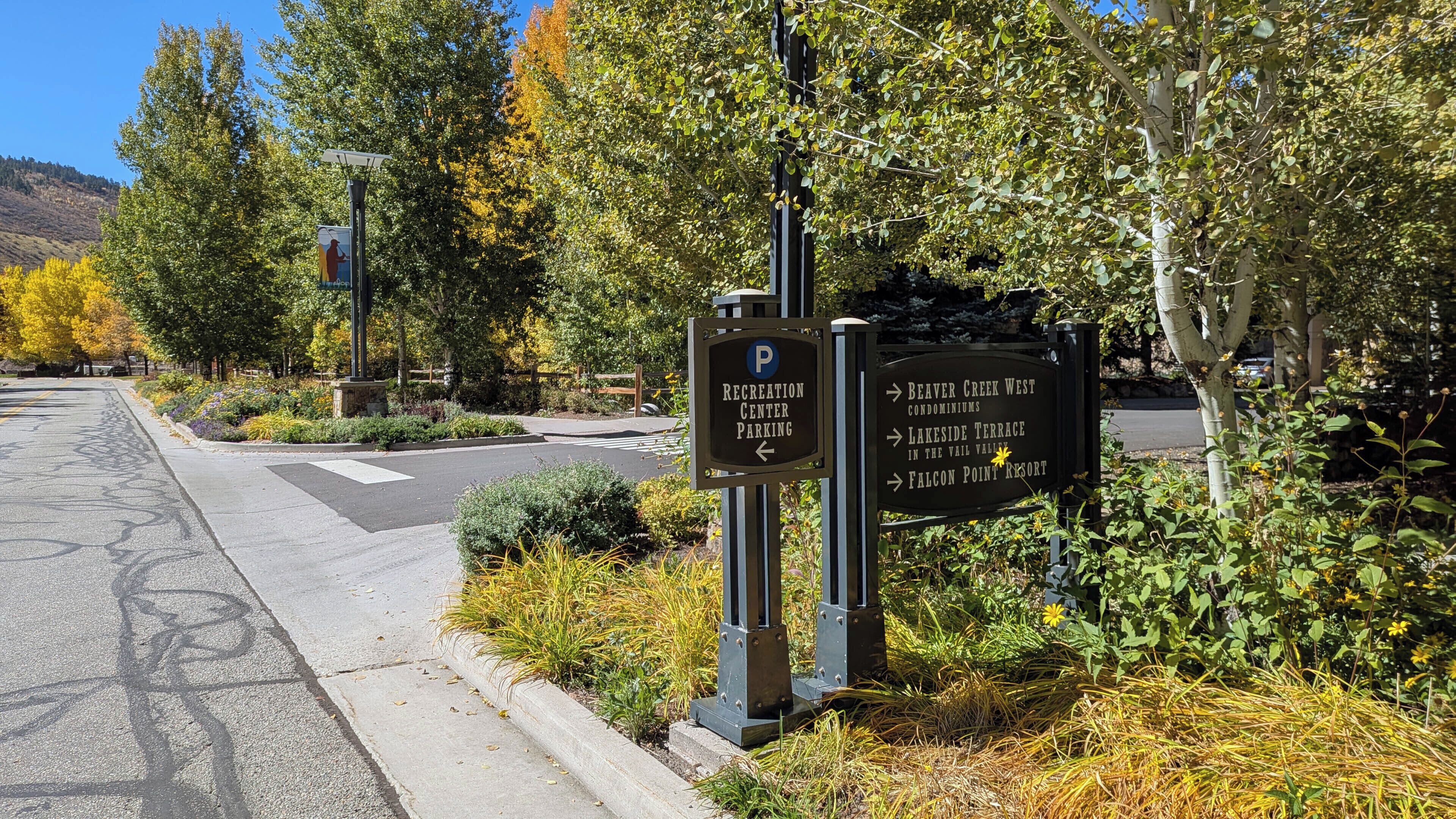 Sinal de estacionamento com indicações para o centro de recreação, os condomínios Beaver Creek West, Lakeside Terrace no Vale de Vail e o Resort Falcon Point.