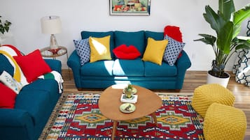 Een smart-tv en een open haard