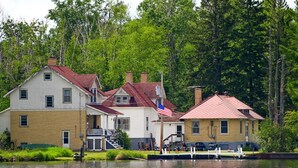 Un conjunto de casas junto a un lago con una bandera estadounidense.