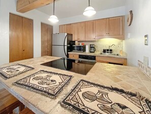 ثلاجة، ميكروويف، فرن، موقد طهي مسطح