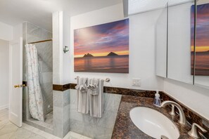 Shower, hair dryer, towels - Tropical Gardens,4 Bdr, Large Yard, Pool, 5 min Walk to Beach,Koi Pond, Kailua  (Kailua)