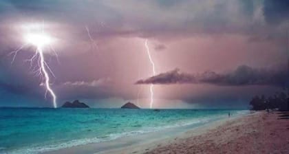 Tropical Gardens,4 Bdr, Large Yard, Pool, 5 min Walk to Beach,Koi Pond, Kailua