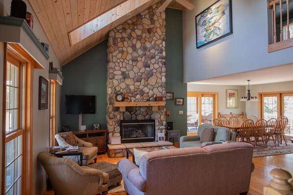 Smart TV, fireplace, DVD player, ping pong - Cozy cul de sac location on the northern quarter of the Galena Territory (Galena)