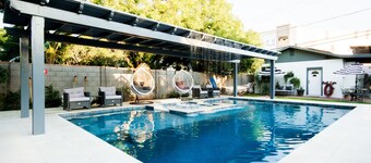 Midtown Detached Studio Cottage-Heated Pool & Hot Tub-Covered-Gated Parking