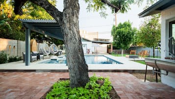 Alberca al aire libre y alberca climatizada