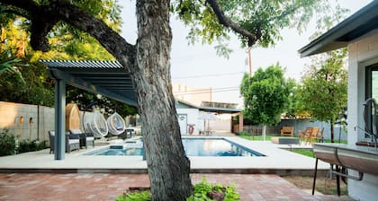 Midtown Estudio Independiente Cottage. Entrada privada y lugar de estacionamiento cubierto y cerrado