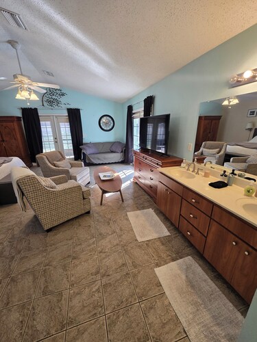 3/3 fits 16 people, jacuzzi tub, pool, pet friendly! Kid games and more!