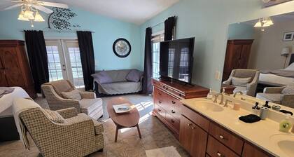 3/3 fits 16 people, jacuzzi tub, pool, pet friendly! Kid games and more!
