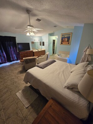 3 bedrooms, desk, iron/ironing board, free WiFi