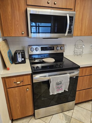 Een koelkast, een magnetron, een oven, een kookplaat