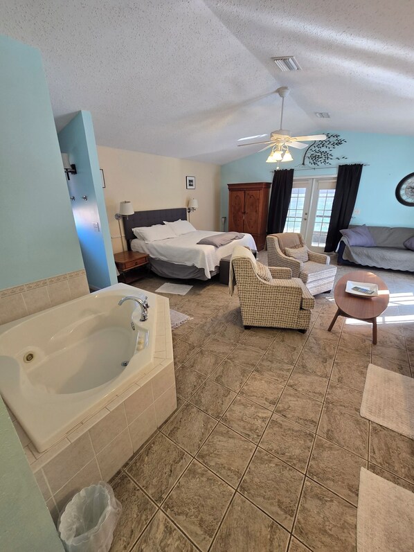 3 bedrooms, desk, iron/ironing board, free WiFi