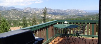 Estes Park Pinecone Cottage: met 1. 8 Acres en een spectaculair uitzicht op de bergen