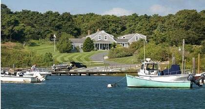 Historiallinen rantahotelli 4 makuuhuoneen kanssa laajoilla Chathamin vesinäkymillä!