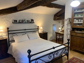 4 bedrooms, desk, iron/ironing board, free WiFi