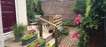 Garden Oasis: 1BR Apartment with Patio in Historic Home, Near Universities