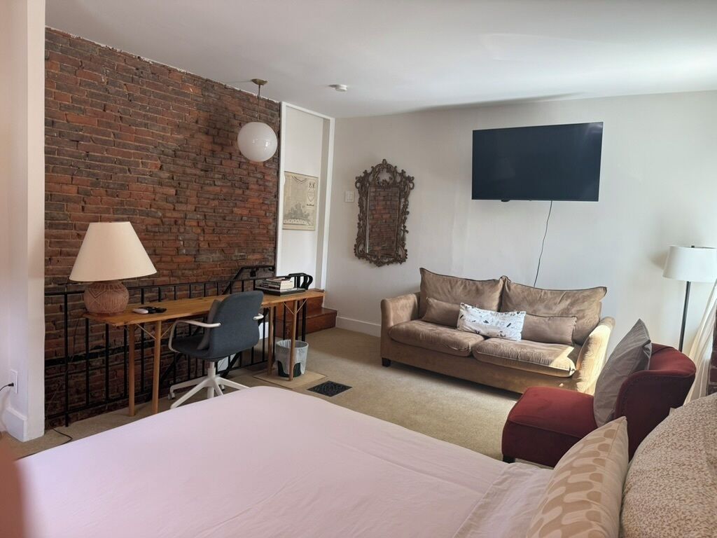 1 habitación, escritorio, tabla de planchar con plancha y wifi gratis 