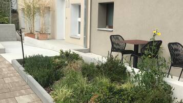 Studio Confort, accessible aux personnes à mobilité réduite | Vue sur le jardin