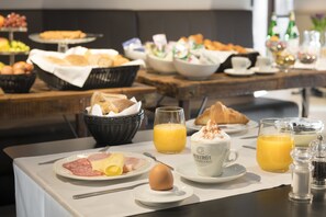 Petit déjeuner continental (15 CHF par personne)