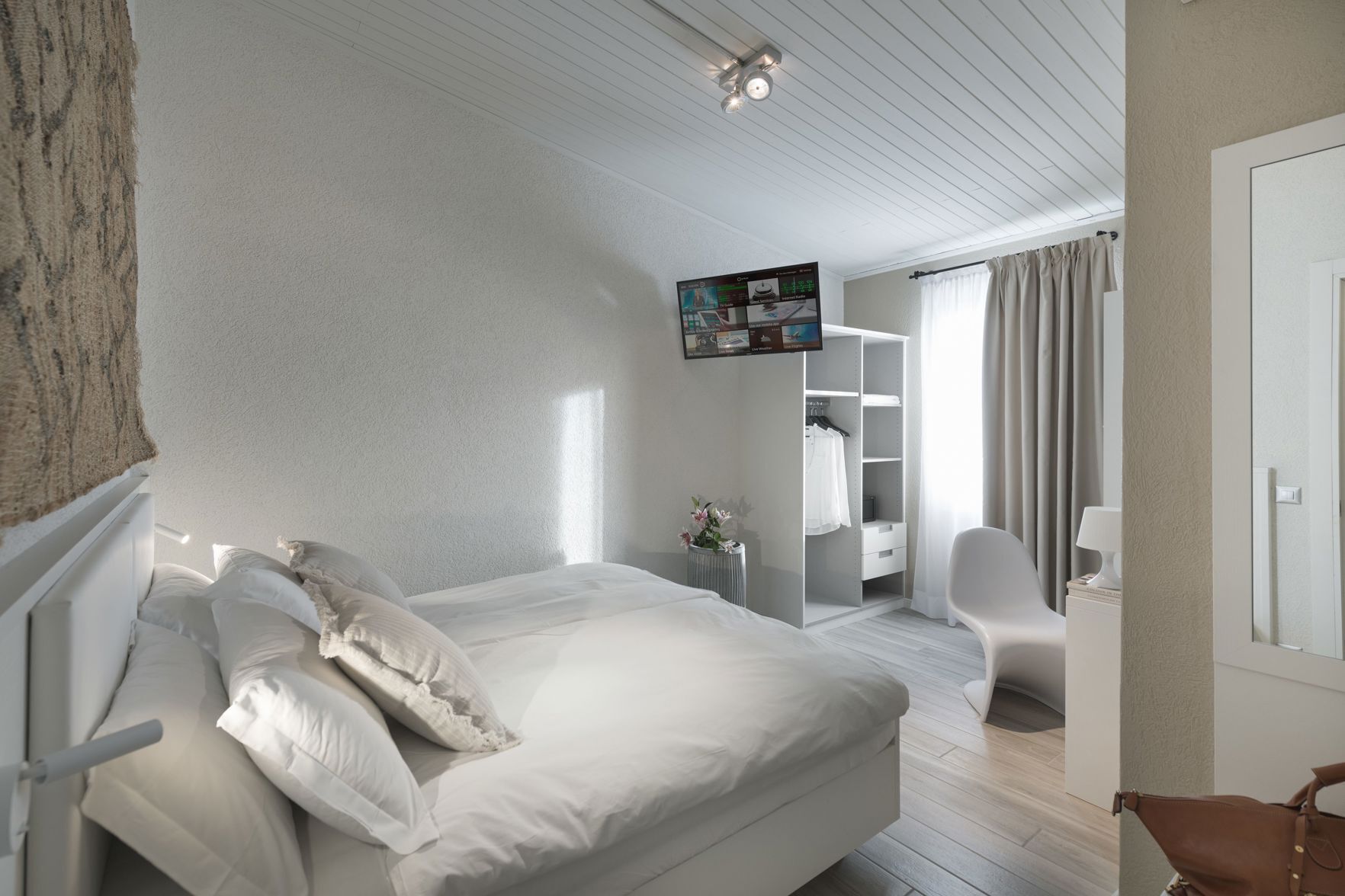 Hochwertige Bettwaren, Daunenbettdecken, Pillowtop-Betten, Zimmersafe