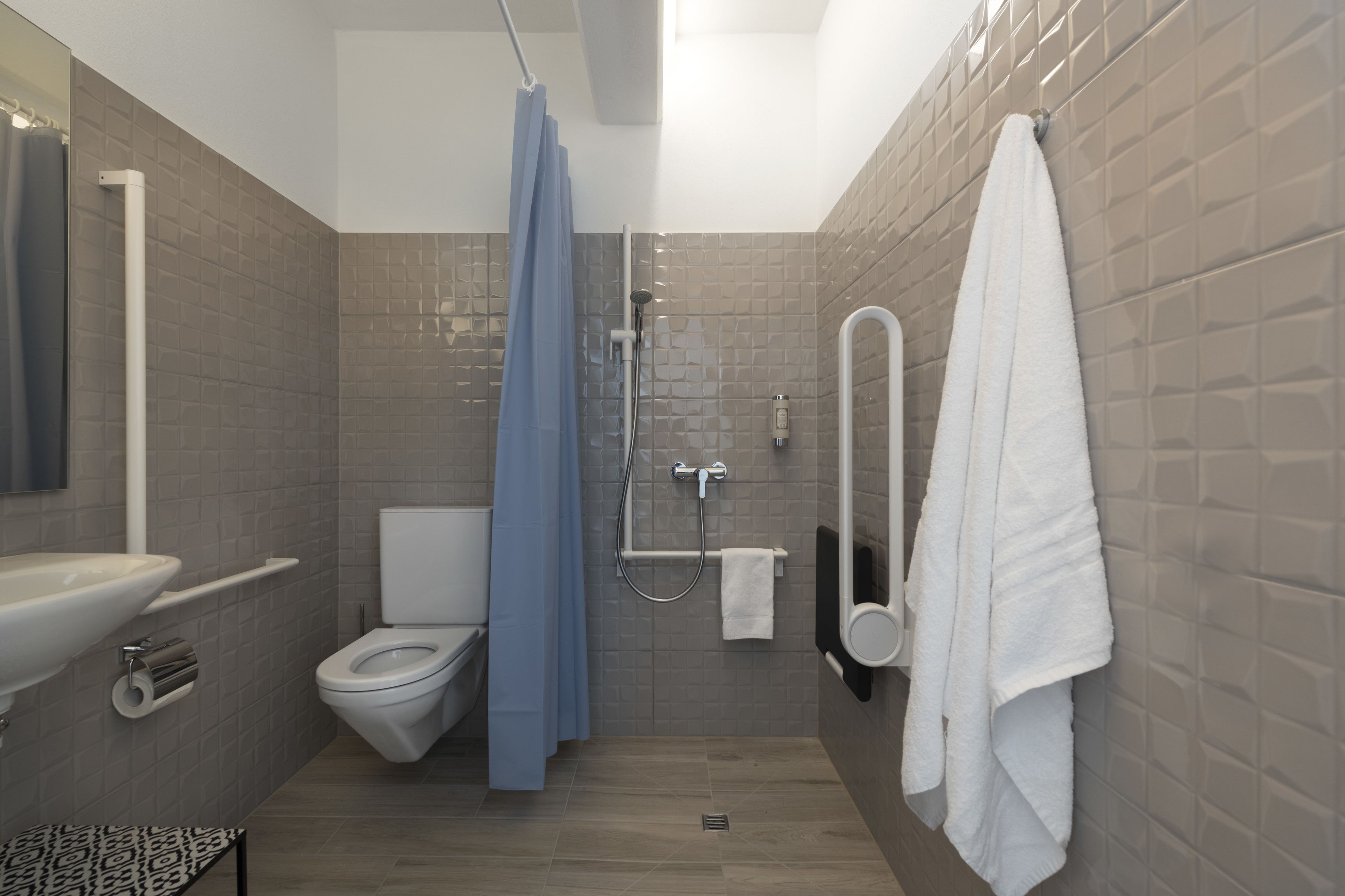 comfort studio, accessible | bathroom amenities | shower, rainfall showerhead, free toiletries, hair dryer