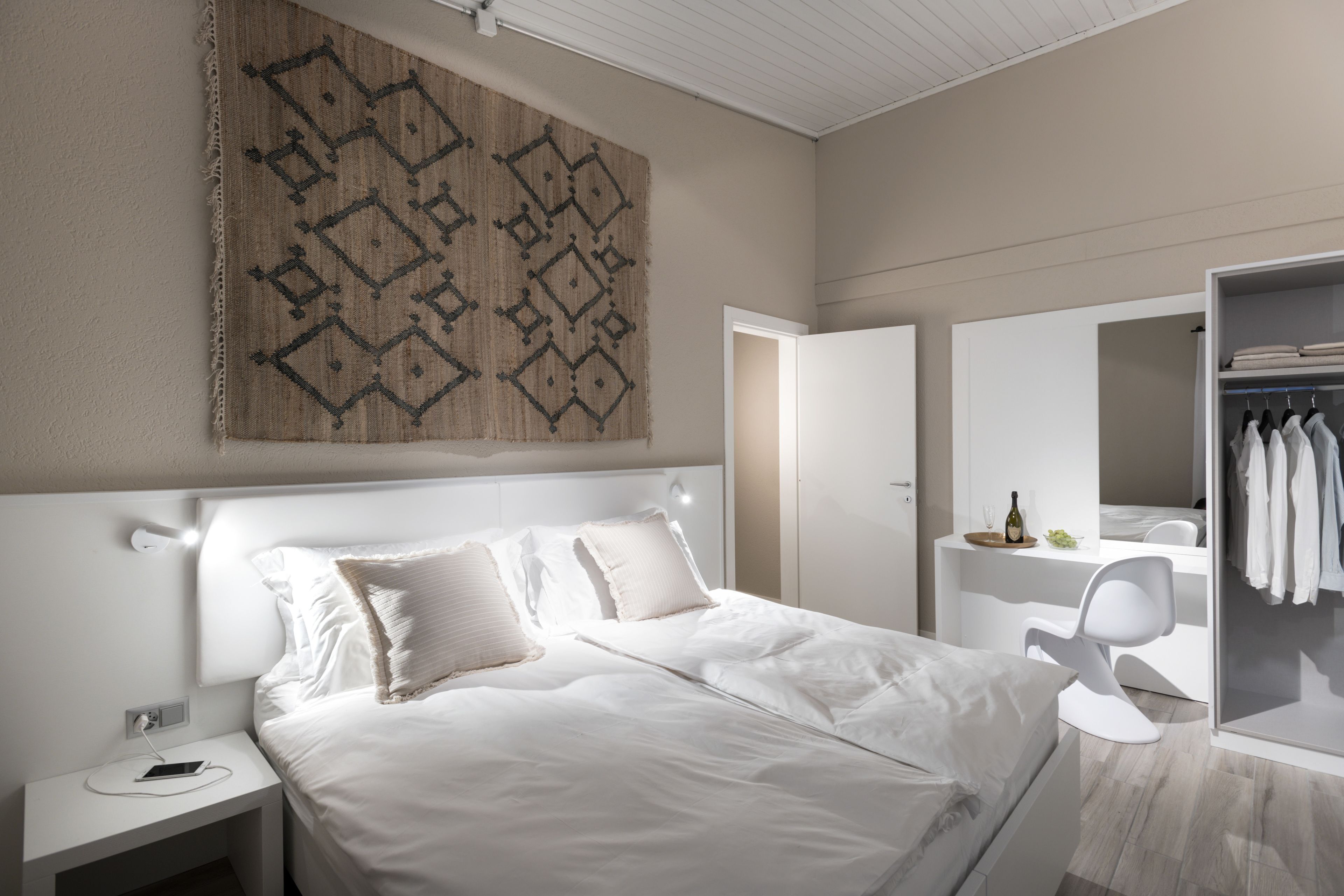 Hochwertige Bettwaren, Daunenbettdecken, Pillowtop-Betten, Zimmersafe