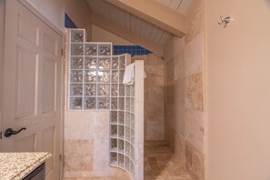 Een douche, een haardroger, handdoeken