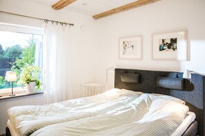 Hus - utsikt mot trädgården | Individuell inredning, unika möbler och mörkläggningsgardiner