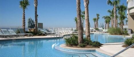 Alberca techada y alberca al aire libre