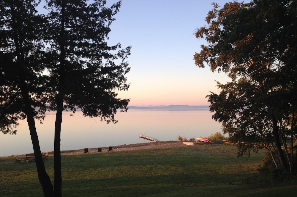 Waterfront Cottage - Up North Perfection Awaits.
