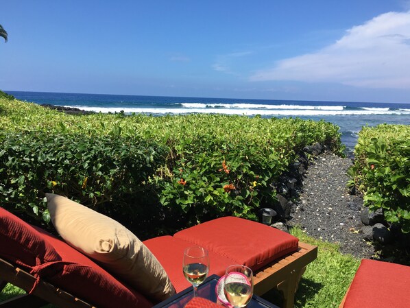 Property grounds - Rare BEACH FRONT Home at Kona Surf and Racquet Club. Accessible beach 🏖️ (Kailua-Kona)