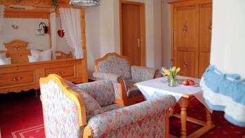 Deluxe-Doppelzimmer, 1 Queen-Bett | Zimmersafe, Schreibtisch, Verdunkelungsvorhänge, kostenloses WLAN