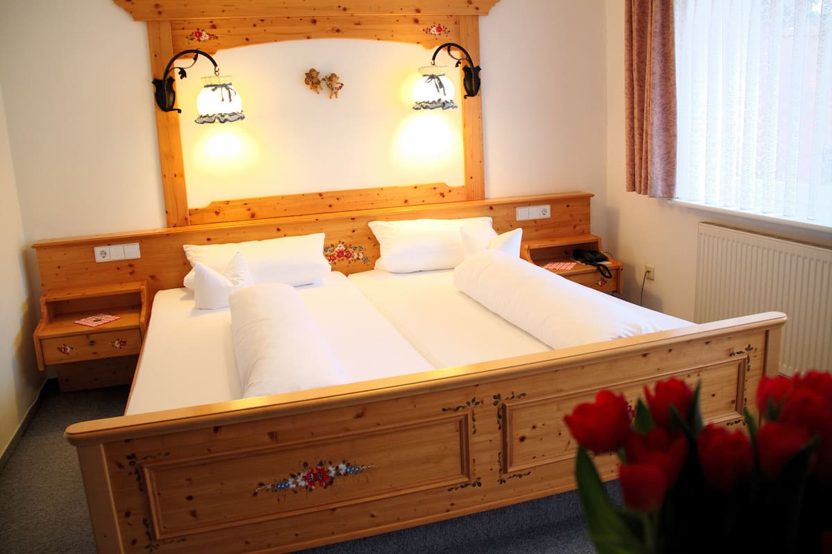 Double Room | Peti besi dalam bilik, meja, langsir/tirai gelap terus, Wi-fi percuma