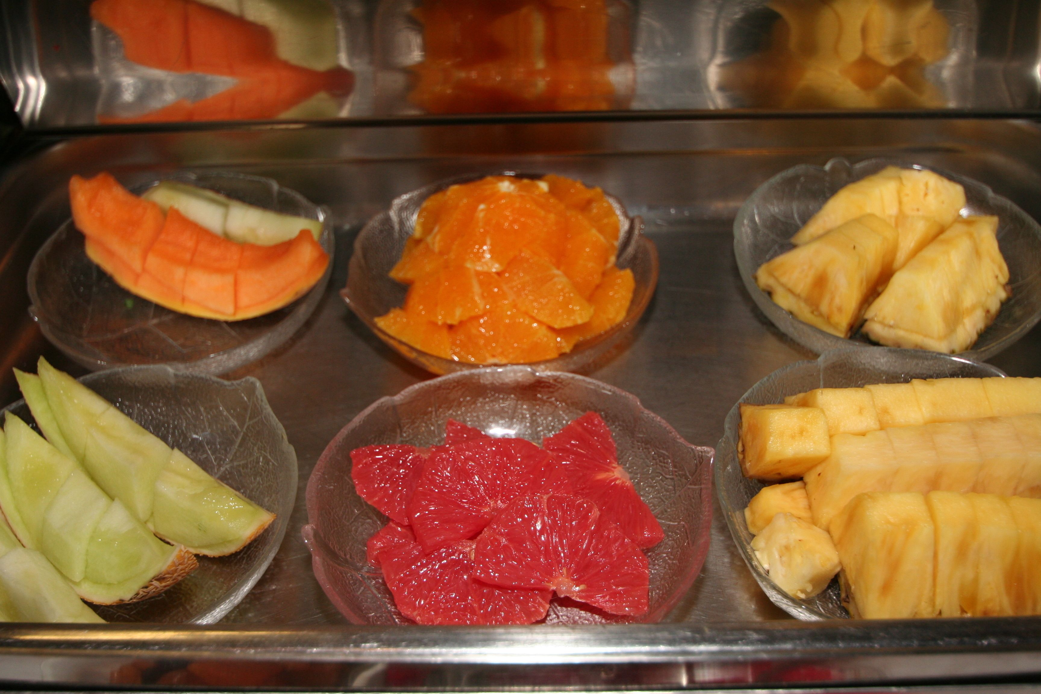 Diverses fruites presentades en un recipient de vidre.