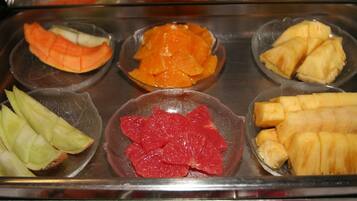 Diverses fruites presentades en un recipient de vidre.
