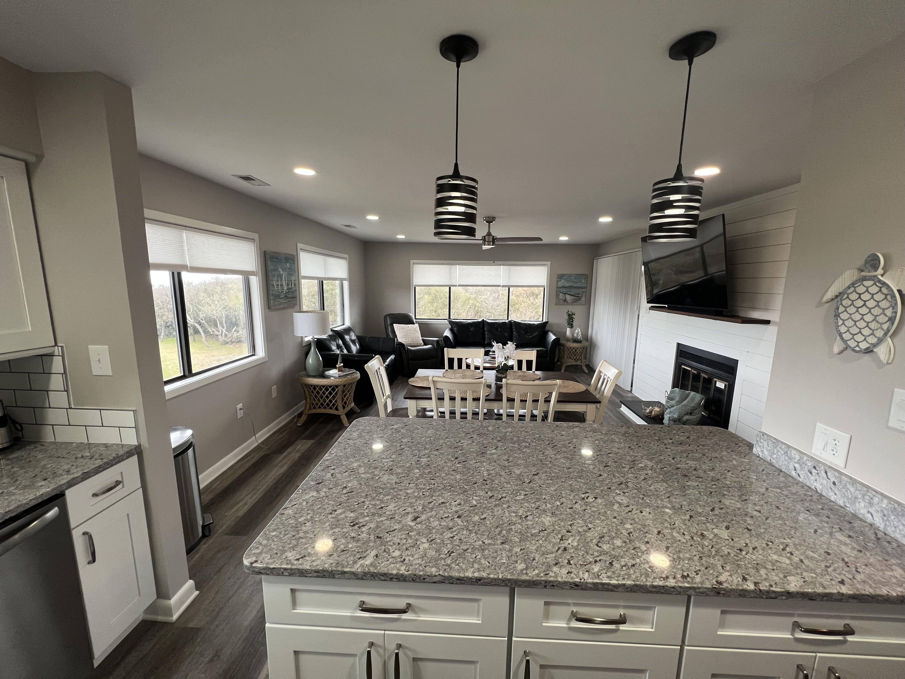 Newly Remodeled condo with easy beach access and stunning views