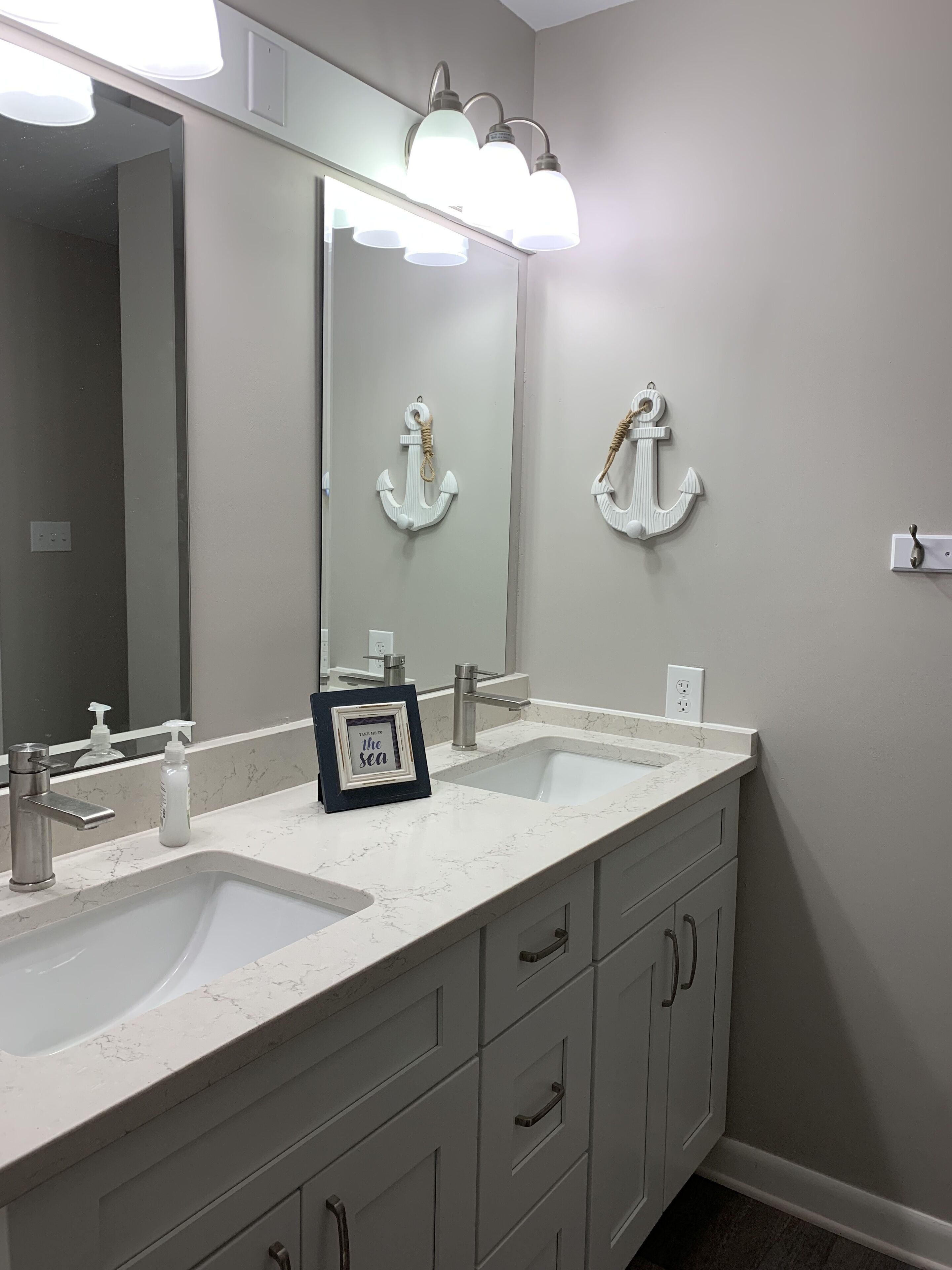 Newly Remodeled condo with easy beach access and stunning views