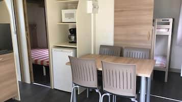 Chalet, teras | Makan di kamar