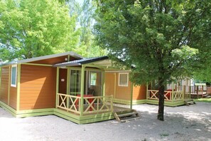 Chalet, Terrace | Terrace/patio - Chalets Nemo du Camping Le Bivouac (Pont-du-Navoy)