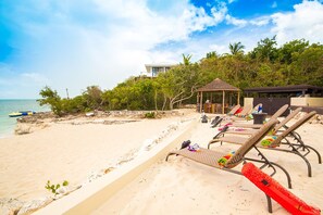 Plage, chaises longues, serviettes de plage