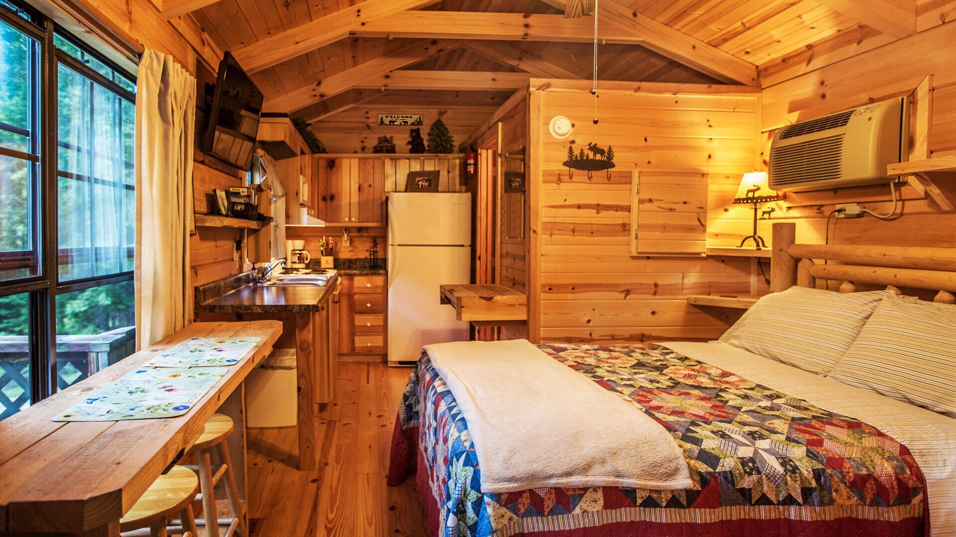 Mountain Serenity & Close to Hiking, Rafting, Fishing and Kayaking. "Wolf Song"