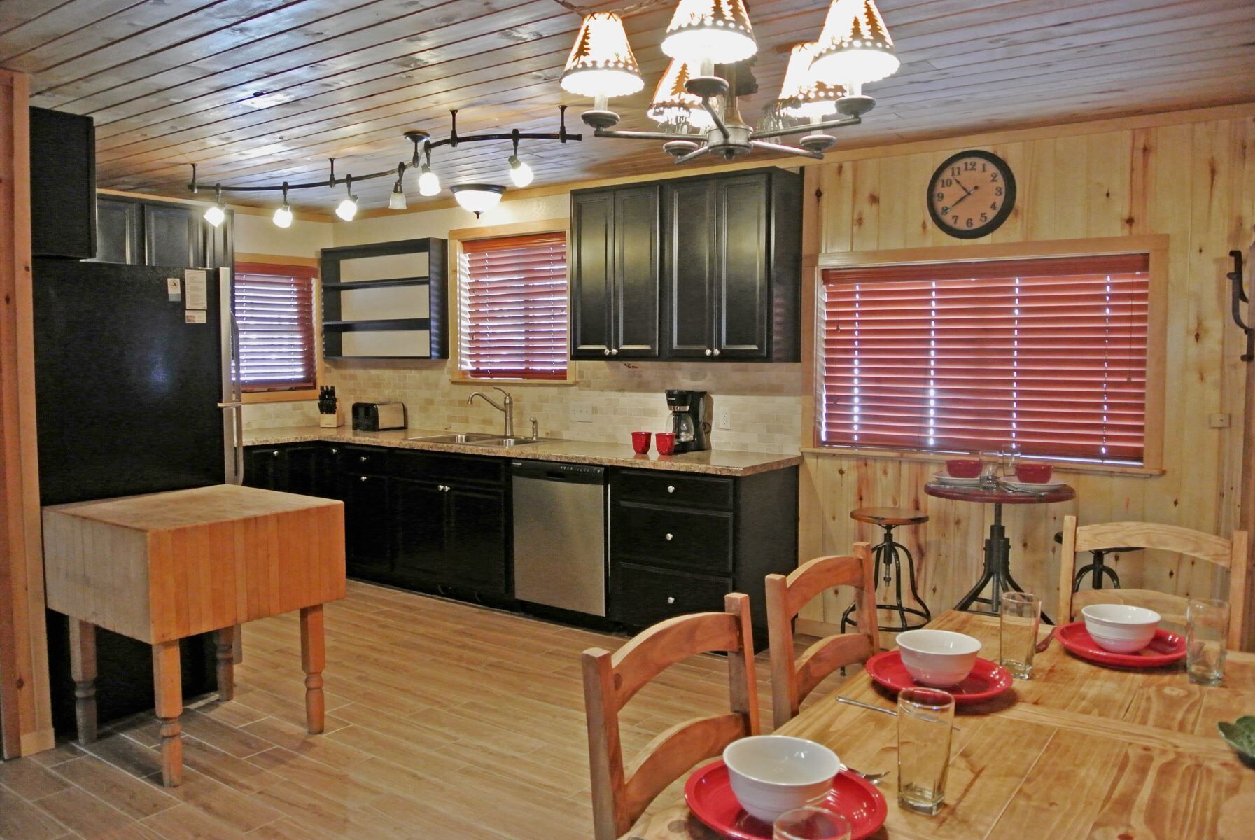 West Yankee - In Town - Pet Friendly - Satellite - Washer/Dryer - On Main Street