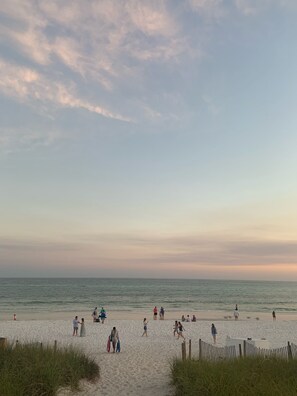 Beach nearby, sun loungers, beach towels - Top Rated 3BR Townhome on 30A with LSV + 4 Bikes. Enjoy Beach, Pools + Fun! (Inlet Beach)